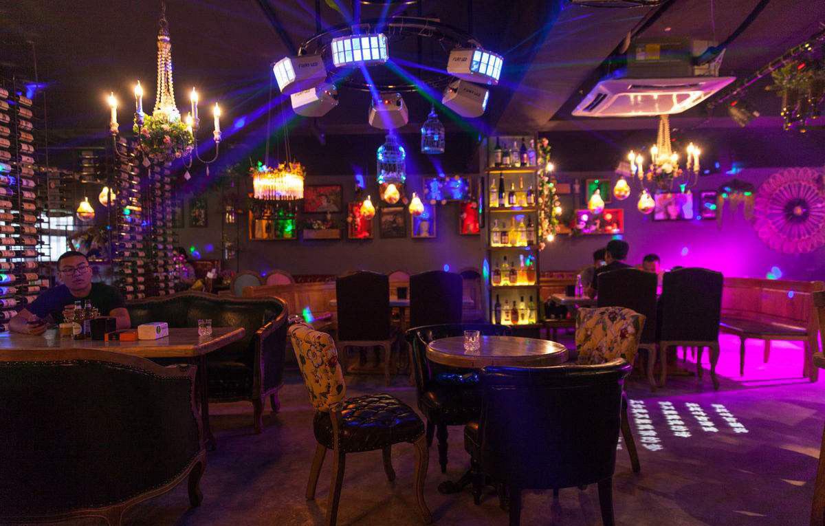 酒吧设计装修不一样的区域要使用不同的灯具